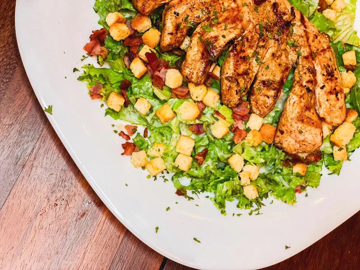 Ensalada Caesar con Pollo Grill